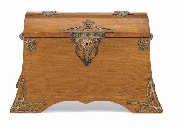 Baule in legno con applicazioni Art Nouveau in ottone. XX secolo  - Asta Sei Secoli di Arti e Arredi - Associazione Nazionale - Case d'Asta italiane