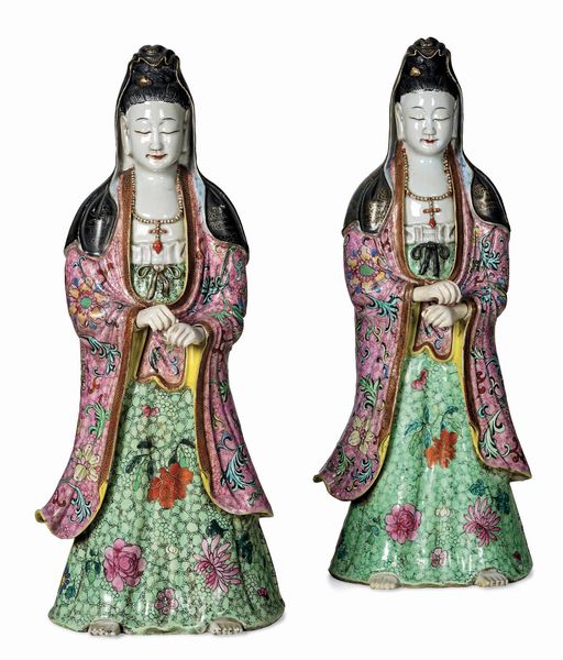 Due grande figure in porcellana Famiglia Rosa raffigurante Guanyin, Cina, Dinastia Qing, epoca Qianlong (1736-1796)  - Asta Sei Secoli di Arti e Arredi - Associazione Nazionale - Case d'Asta italiane