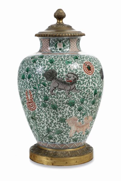 Vaso con coperchio in porcellana Famiglia Verde con figure di cani di Pho e decori floreali, Cina. Dinastia Qing, epoca Guangxu (1875-1908)  - Asta Sei Secoli di Arti e Arredi - Associazione Nazionale - Case d'Asta italiane