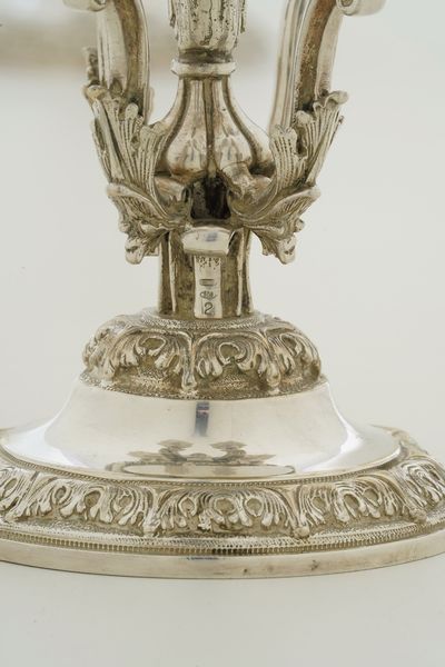 Coppia di candelabri. Argenteria milanese del XX secolo, argentiere Giuseppe Silva  - Asta Sei Secoli di Arti e Arredi - Associazione Nazionale - Case d'Asta italiane