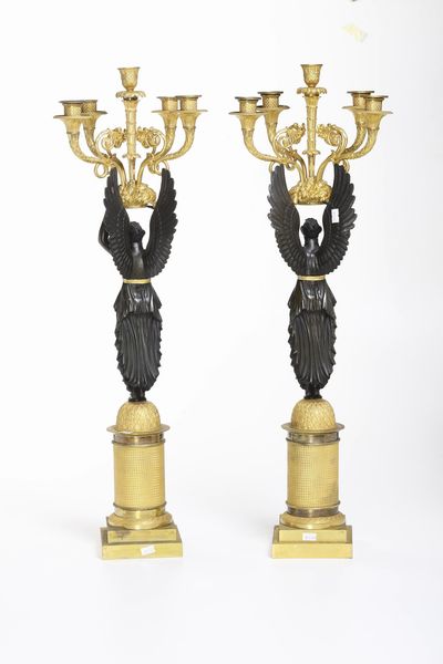 Coppia di candelabri in bronzo dorato e patinato. XIX secolo  - Asta Sei Secoli di Arti e Arredi - Associazione Nazionale - Case d'Asta italiane