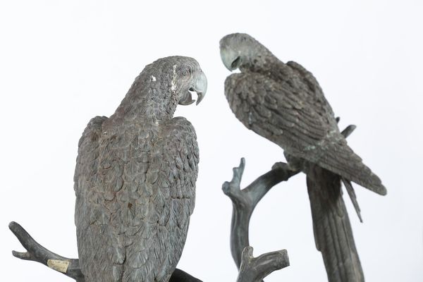 Coppia di sculture in metallo raffiguranti pappagalli su rami. XX secolo  - Asta Sei Secoli di Arti e Arredi - Associazione Nazionale - Case d'Asta italiane