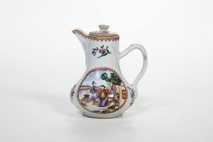 Caffettiera in porcellana Famiglia Rosa con scena di vita comune entro riserva, Compagnia delle Indie, Cina, Dinastia Qing, epoca Qianlong (1736-1796)  - Asta Sei Secoli di Arti e Arredi - Associazione Nazionale - Case d'Asta italiane