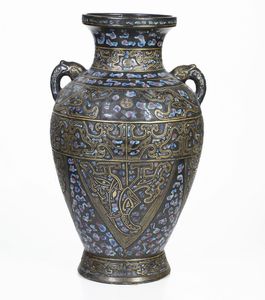 Vaso a forma arcaica a smalti policromi cloisonn con motivi geometrici, decoro a rilievi e smalti in oro, Cina, Dinastia Qing, epoca Guangxu (1875-1908)  - Asta Sei Secoli di Arti e Arredi - Associazione Nazionale - Case d'Asta italiane