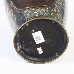 Vaso in smalti policromi cloisonn raffigurante scena naturalistica con dettagli a rilievo, Giappone, periodo Meiji (1868-1912)  - Asta Sei Secoli di Arti e Arredi - Associazione Nazionale - Case d'Asta italiane