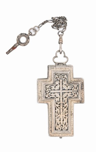 Francia - Orologio a crocefisso in argento traforato e filigrana d'argento con raffigurazioni floreali e bibliche incise. Carica a chiavetta, con meccanica a scappamento a cilindro e bilanciere anulare con spirale piana. Catena in argento sterling con chiavetta  - Asta Asta a Tempo - Orologi da Tasca da Polso e da Tavolo - Associazione Nazionale - Case d'Asta italiane