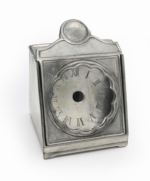 Cassa di orologio da tavolo in peltro con quadrante inciso e vetro a lente (mancante di meccanismo). Incisione sul retro  - Asta Asta a Tempo - Orologi da Tasca da Polso e da Tavolo - Associazione Nazionale - Case d'Asta italiane