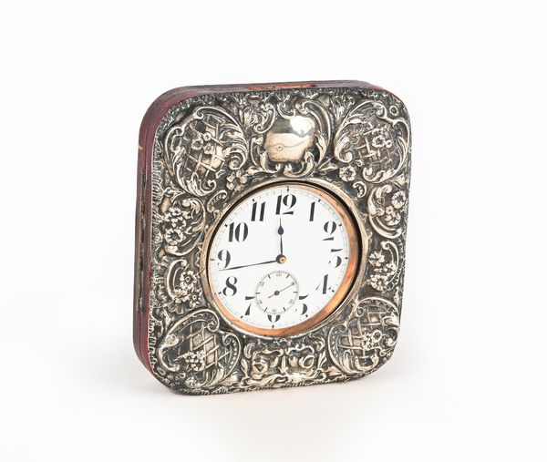 Porta orologio in legno rivestito in velluto e lamina d'argento sterling Birmingham 1903 con all'interno un orologio da carrozza remontoir con cassa in metallo argentato  - Asta Asta a Tempo - Orologi da Tasca da Polso e da Tavolo - Associazione Nazionale - Case d'Asta italiane