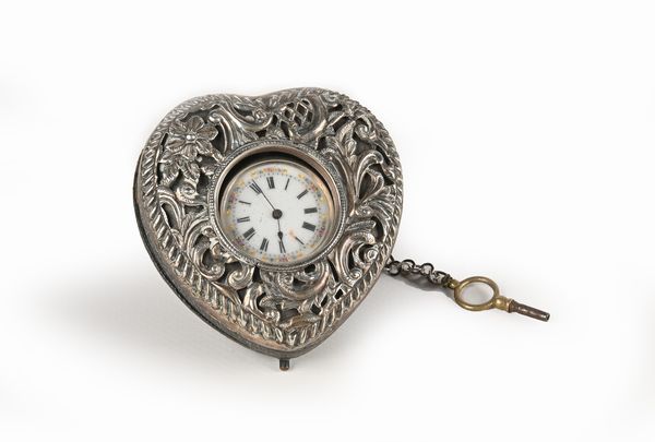 Porta orologio a forma di cuore in legno rivestito in velluto e lamina d'argento sterling Birmingham 1897 con all'interno un orologio monachina con carica con chiavetta, cassa in argento sterling punzonata Birmingham 1911  - Asta Asta a Tempo - Orologi da Tasca da Polso e da Tavolo - Associazione Nazionale - Case d'Asta italiane