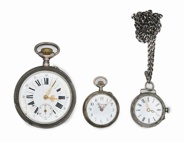 Lotto 3 orologi da tasca remontoir con scappamento a cilindro in argento e metallo argentato (di cui uno con catena in argento 925/000) e una moneta  - Asta Asta a Tempo - Orologi da Tasca da Polso e da Tavolo - Associazione Nazionale - Case d'Asta italiane