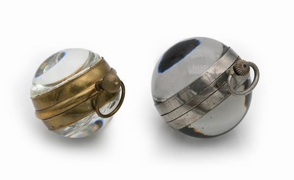 2 orologi a sfera da tavolo remontoir in vetro, ottone e metallo  - Asta Asta a Tempo - Orologi da Tasca da Polso e da Tavolo - Associazione Nazionale - Case d'Asta italiane