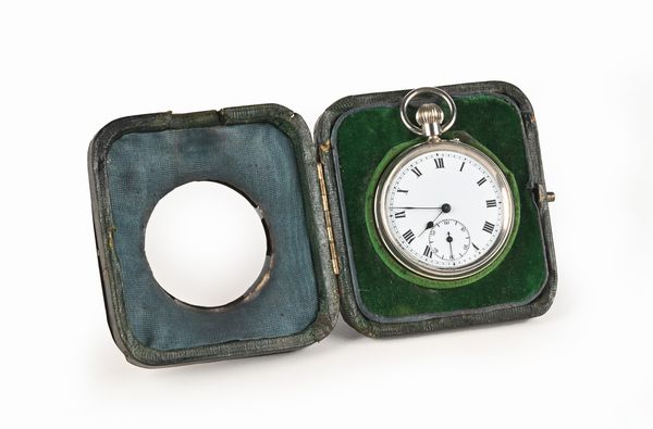 Porta orologio in legno rivestito in velluto e lamina d'argento sterling Birmingham 1911 con all'interno un orologio remontoir con cassa in acciaio  - Asta Asta a Tempo - Orologi da Tasca da Polso e da Tavolo - Associazione Nazionale - Case d'Asta italiane