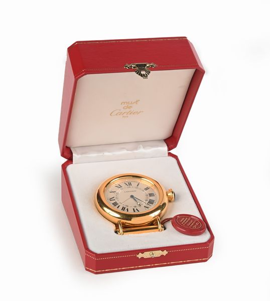 Must de Cartier - Orologio con sveglia da tavolo al quarzo in metallo placcato in oro giallo con 3 zaffiri cabochon  - Asta Asta a Tempo - Orologi da Tasca da Polso e da Tavolo - Associazione Nazionale - Case d'Asta italiane