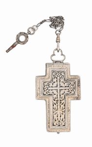 Francia - Orologio a crocefisso in argento traforato e filigrana d'argento con raffigurazioni floreali e bibliche incise. Carica a chiavetta, con meccanica a scappamento a cilindro e bilanciere anulare con spirale piana. Catena in argento sterling con chiavetta  - Asta Asta a Tempo - Orologi da Tasca da Polso e da Tavolo - Associazione Nazionale - Case d'Asta italiane