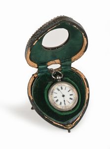 Porta orologio a forma di cuore in legno rivestito in velluto e lamina d'argento sterling Birmingham 1897 con all'interno un orologio monachina con carica con chiavetta, cassa in argento sterling punzonata Birmingham 1911  - Asta Asta a Tempo - Orologi da Tasca da Polso e da Tavolo - Associazione Nazionale - Case d'Asta italiane