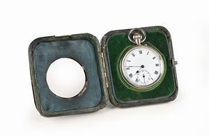 Porta orologio in legno rivestito in velluto e lamina d'argento sterling Birmingham 1911 con all'interno un orologio remontoir con cassa in acciaio  - Asta Asta a Tempo - Orologi da Tasca da Polso e da Tavolo - Associazione Nazionale - Case d'Asta italiane