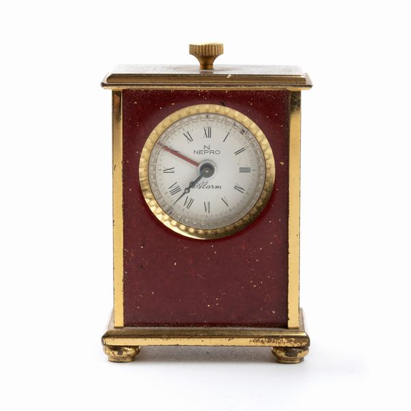 Nepro : Orologio sveglia da tavolo Art Dco in metallo dorato e smalti  - Asta Piccoli Orologi da tavolo Art Dco e Saliere d'Epoca dalle Collezioni Melandri di Objets de Vertu - Associazione Nazionale - Case d'Asta italiane