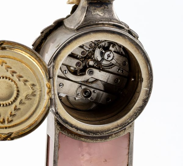 Tiffany & Co.® : Orologio da tavolo in argento, quarzo rosa e avorio  - Asta Piccoli Orologi da tavolo Art Dco e Saliere d'Epoca dalle Collezioni Melandri di Objets de Vertu - Associazione Nazionale - Case d'Asta italiane