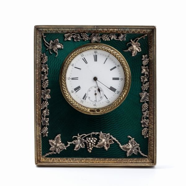 FABERGÉ CARL, a firma di : Orologio da tavolo Art Dco in argento dorato e smalti  - Asta Piccoli Orologi da tavolo Art Dco e Saliere d'Epoca dalle Collezioni Melandri di Objets de Vertu - Associazione Nazionale - Case d'Asta italiane