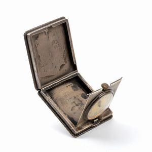 William Base & Sons, : Orologio da tavolo Art Dco in argento e smalti  - Asta Piccoli Orologi da tavolo Art Dco e Saliere d'Epoca dalle Collezioni Melandri di Objets de Vertu - Associazione Nazionale - Case d'Asta italiane