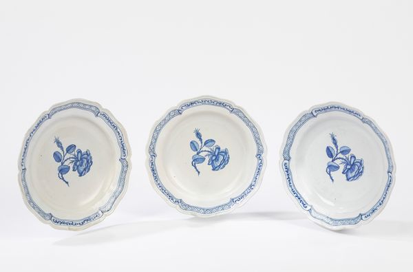 Tre piatti in ceramica decorata in monocromia blu. Manifattura Ginori a Doccia  - Asta Arredi e Dipinti Antichi da una Dimora Lombarda - Associazione Nazionale - Case d'Asta italiane