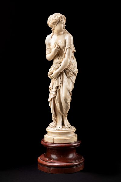 Scultura in avorio raffigurante dama con colomba  - Asta Arredi e Dipinti Antichi da una Dimora Lombarda - Associazione Nazionale - Case d'Asta italiane