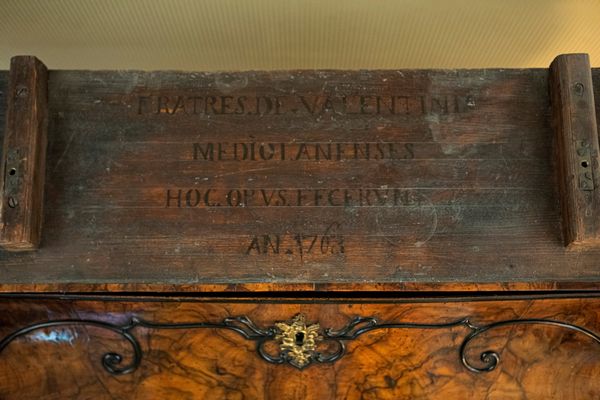 Fratelli Valentini, Milano 1763. Cassettone a ribalta con alzata a specchi  - Asta Arredi e Dipinti Antichi da una Dimora Lombarda - Associazione Nazionale - Case d'Asta italiane