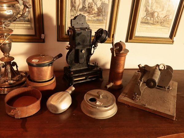 Collezione di strumenti scientifici e cursioit d'epoca  - Asta Di villa in villa Una collezione di vetri - Associazione Nazionale - Case d'Asta italiane