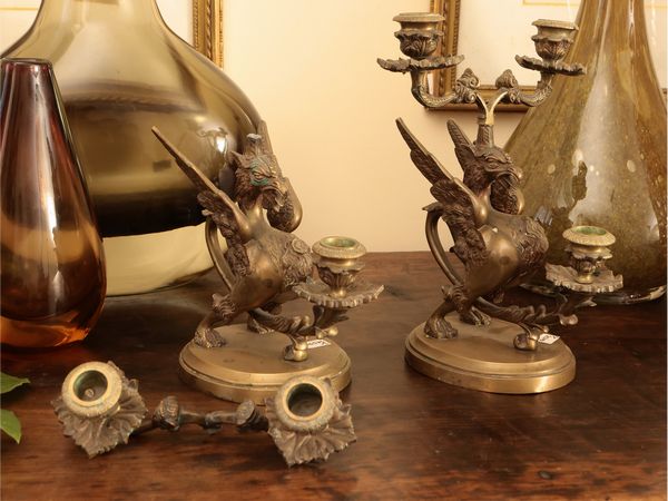 Coppia di candelabri a grottesca in ottone  - Asta Di villa in villa Una collezione di vetri - Associazione Nazionale - Case d'Asta italiane