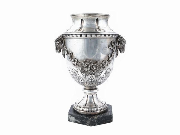 Grande vaso ad urna Liberty in argento  - Asta Di villa in villa Una collezione di vetri - Associazione Nazionale - Case d'Asta italiane