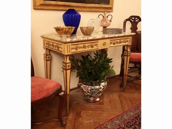 Coppia di console in legno intagliato, dorato e laccato  - Asta Di villa in villa Una collezione di vetri - Associazione Nazionale - Case d'Asta italiane