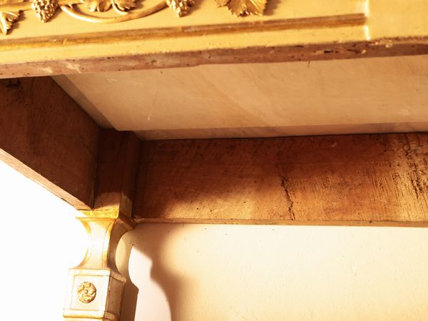 Coppia di console in legno intagliato, dorato e laccato  - Asta Di villa in villa Una collezione di vetri - Associazione Nazionale - Case d'Asta italiane