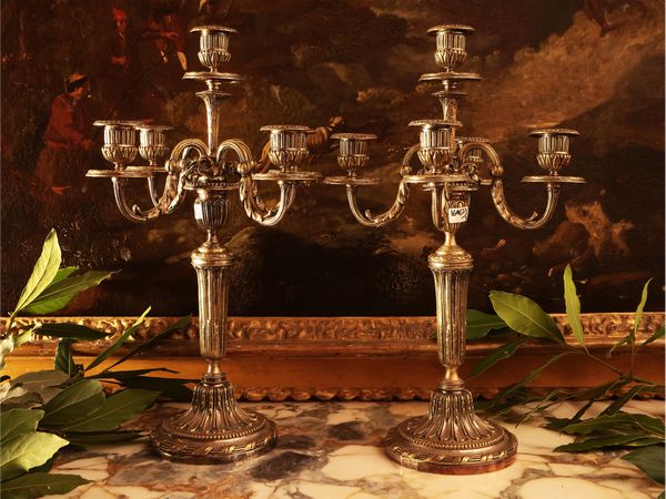 Coppia di grandi candelabri in metallo argentato  - Asta Di villa in villa Una collezione di vetri - Associazione Nazionale - Case d'Asta italiane