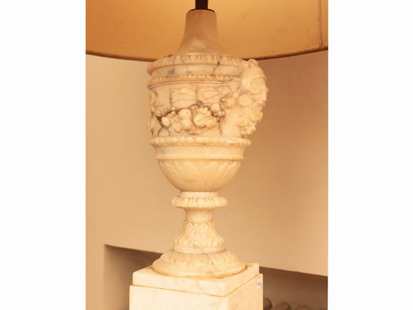 Coppia di grandi colonne realizzate in varie tipologie di marmi  - Asta Di villa in villa Una collezione di vetri - Associazione Nazionale - Case d'Asta italiane