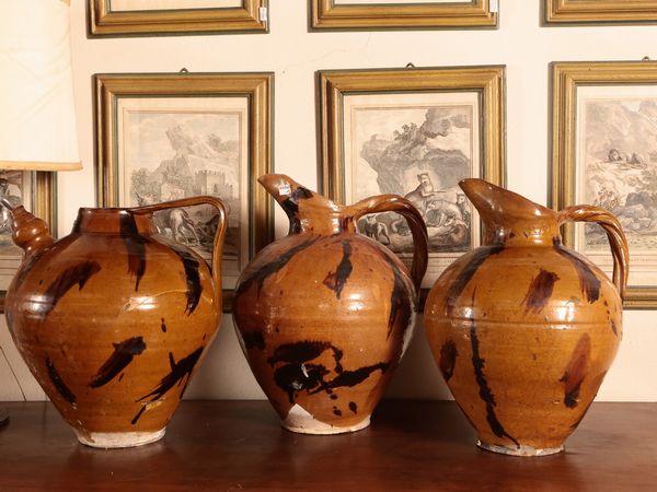 Serie di tre versatoi in terracotta popolare smaltata  - Asta Di villa in villa Una collezione di vetri - Associazione Nazionale - Case d'Asta italiane