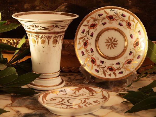 Vaso a tromba in porcellana  - Asta Di villa in villa Una collezione di vetri - Associazione Nazionale - Case d'Asta italiane