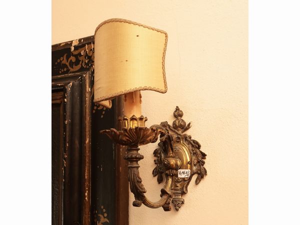 Coppia di applique in metallo dorato  - Asta Di villa in villa Una collezione di vetri - Associazione Nazionale - Case d'Asta italiane