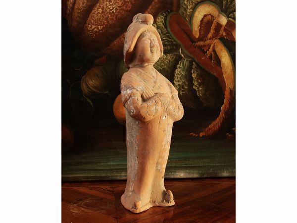 Figura femminile in terracotta  - Asta Di villa in villa Una collezione di vetri - Associazione Nazionale - Case d'Asta italiane