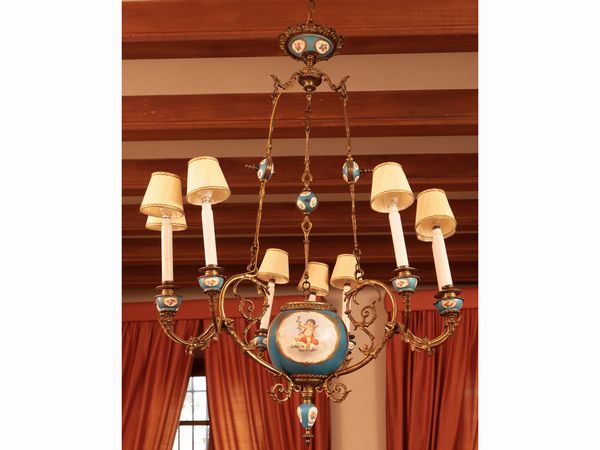 Lampadario in porcellana e metallo dorato, Sevres  - Asta Di villa in villa Una collezione di vetri - Associazione Nazionale - Case d'Asta italiane