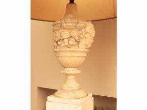 Coppia di grandi colonne realizzate in varie tipologie di marmi  - Asta Di villa in villa Una collezione di vetri - Associazione Nazionale - Case d'Asta italiane