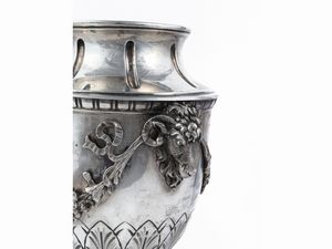 Grande vaso ad urna Liberty in argento  - Asta Di villa in villa Una collezione di vetri - Associazione Nazionale - Case d'Asta italiane