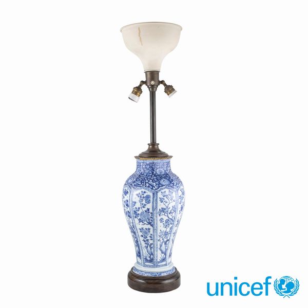 Lampada da tavolo in porcellana blu su fondo bianco  - Asta Dipinti Antichi e del XIX Secolo Arredi e Sculture - Associazione Nazionale - Case d'Asta italiane