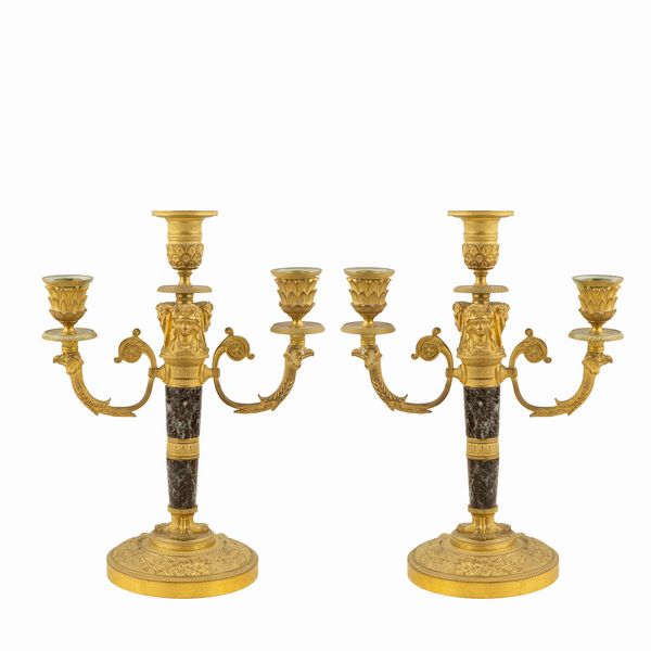 Coppia di candelabri a tre luci un bronzo e marmo  - Asta Dipinti Antichi e del XIX Secolo Arredi e Sculture - Associazione Nazionale - Case d'Asta italiane