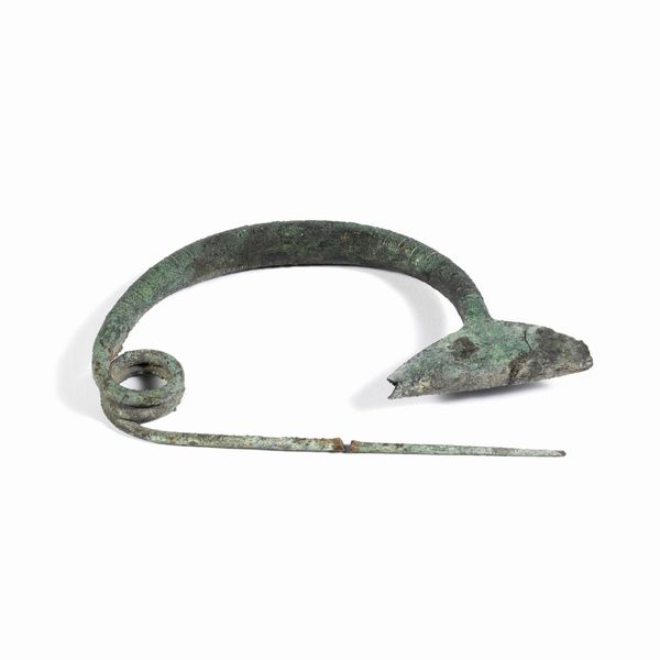 FIBULA AD ARCO INGROSSATO  - Asta ARCHEOLOGIA - Associazione Nazionale - Case d'Asta italiane