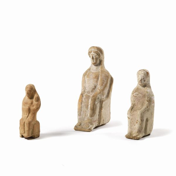 TRE STATUETTE IN TRONO  - Asta ARCHEOLOGIA - Associazione Nazionale - Case d'Asta italiane