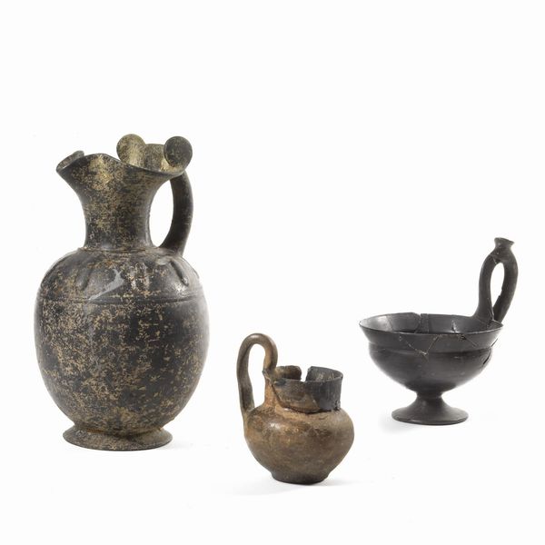 OINOCHOE, KYATHOS E BROCCHETTA  - Asta ARCHEOLOGIA - Associazione Nazionale - Case d'Asta italiane