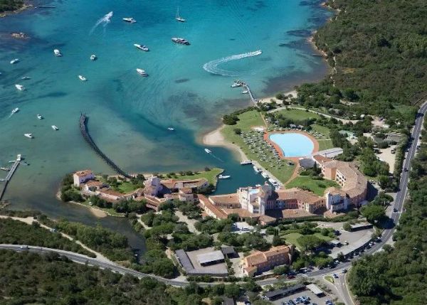 Hotel Cala di Volpe Costa Smeralda - Capriccioli (SS)  - Asta PANDOLFINI PER AMICI DI URI - ASTA BENEFICA PER SOSTENERE LA RICERCA SCIENTIFICA UROLOGICA - Associazione Nazionale - Case d'Asta italiane