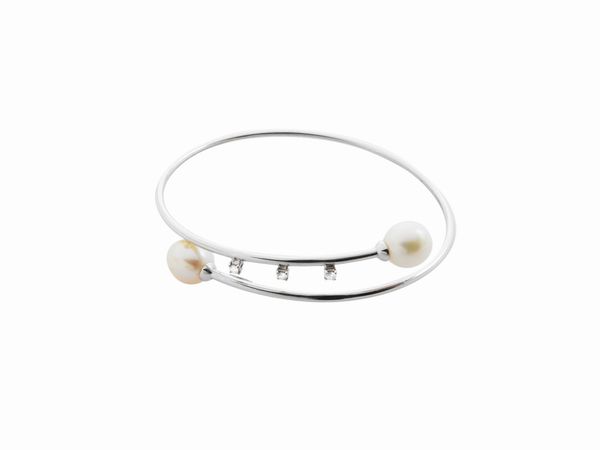 Bracciale rigido in oro bianco con diamanti e perle coltivate  - Asta Gioielli e Orologi - Associazione Nazionale - Case d'Asta italiane