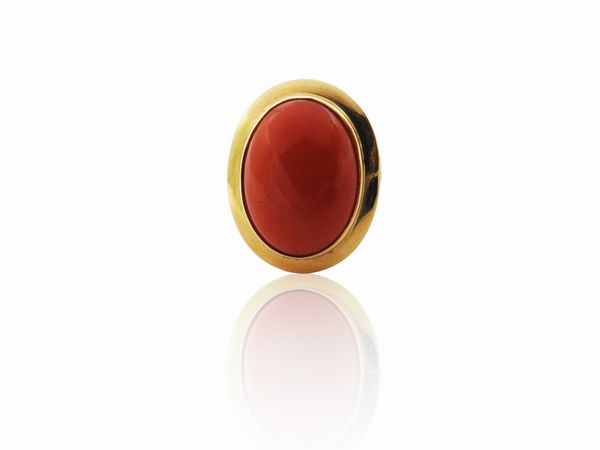 Anello in oro giallo con corallo rosso arancio  - Asta Gioielli e Orologi - Associazione Nazionale - Case d'Asta italiane