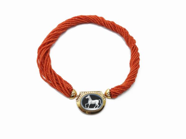 Collana mulifilo in corallo rosso arancio con fermezza in oro giallo, diamanti e cammeo in agata  - Asta Gioielli e Orologi - Associazione Nazionale - Case d'Asta italiane